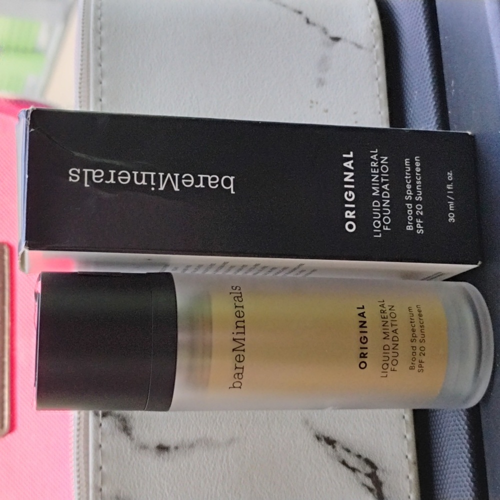NIB bareMinerals Original Liquid Mineral Foundation SPF 20 - Medium Tan 18